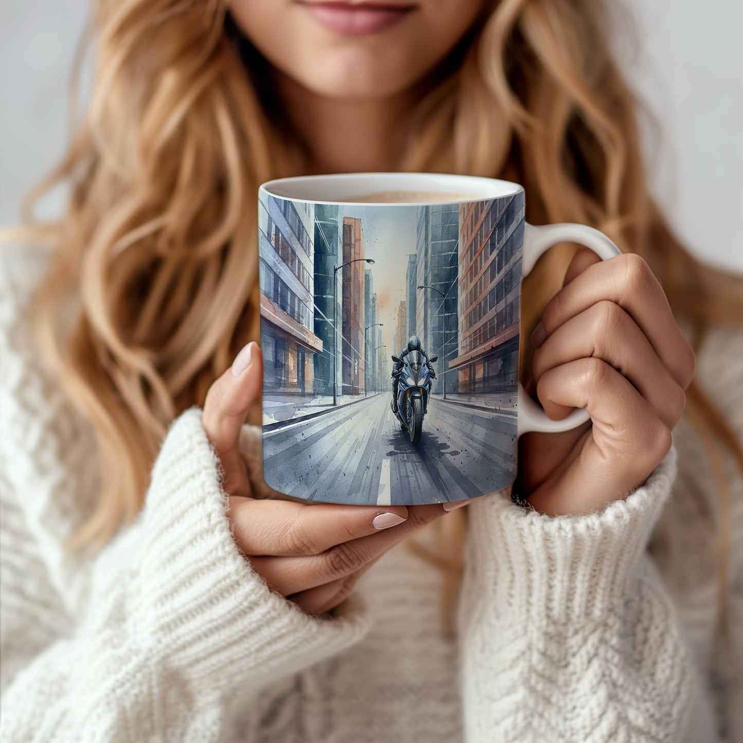 Hrnek s motorkou v městské uličce