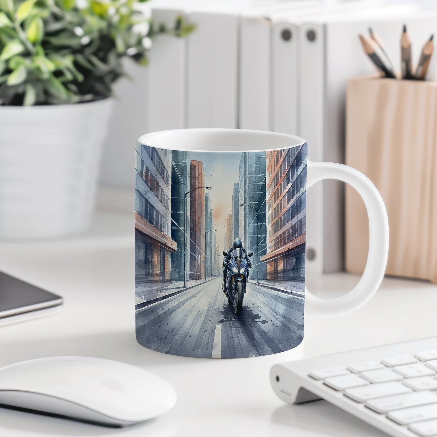 Hrnek s motorkou v městské uličce