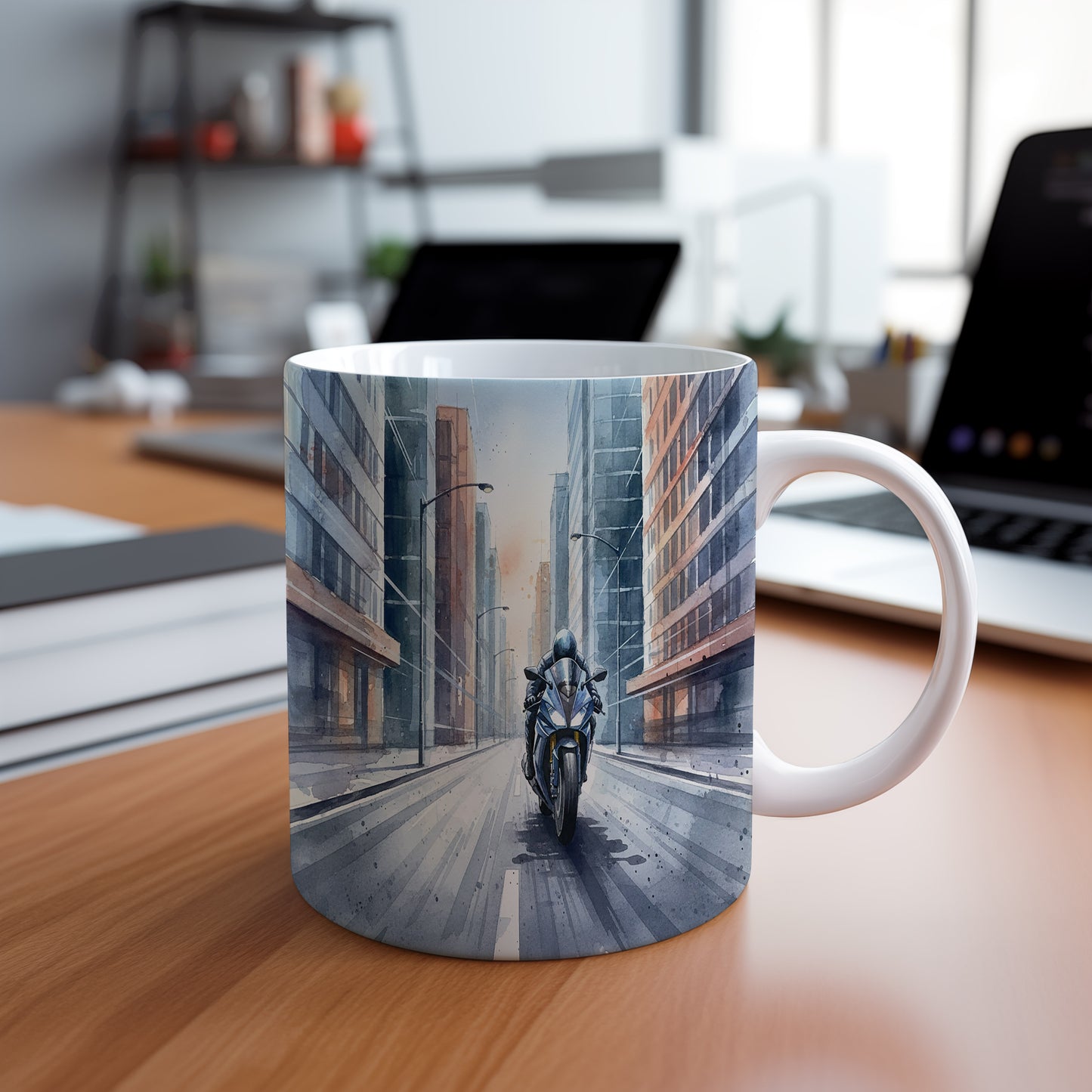 Hrnek s motorkou v městské uličce