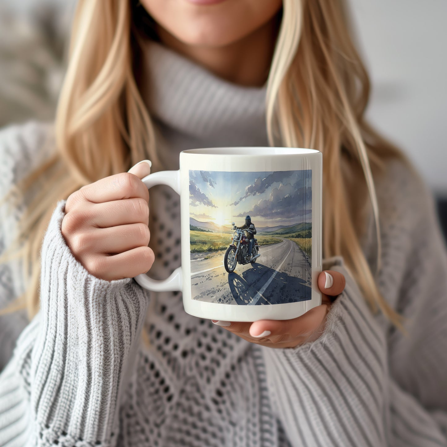 Hrnek s motorkářem při západu slunce