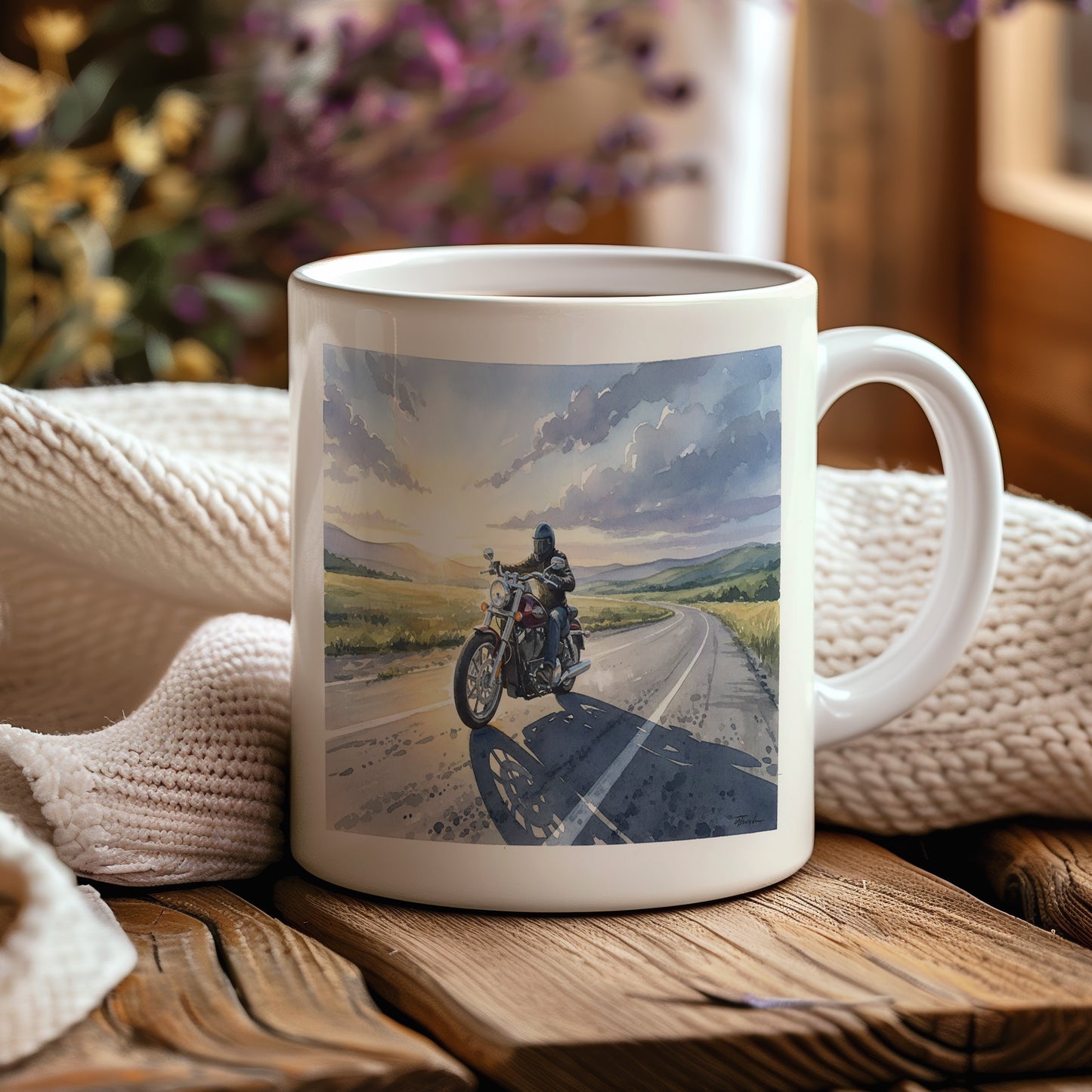 Hrnek s motorkářem při západu slunce