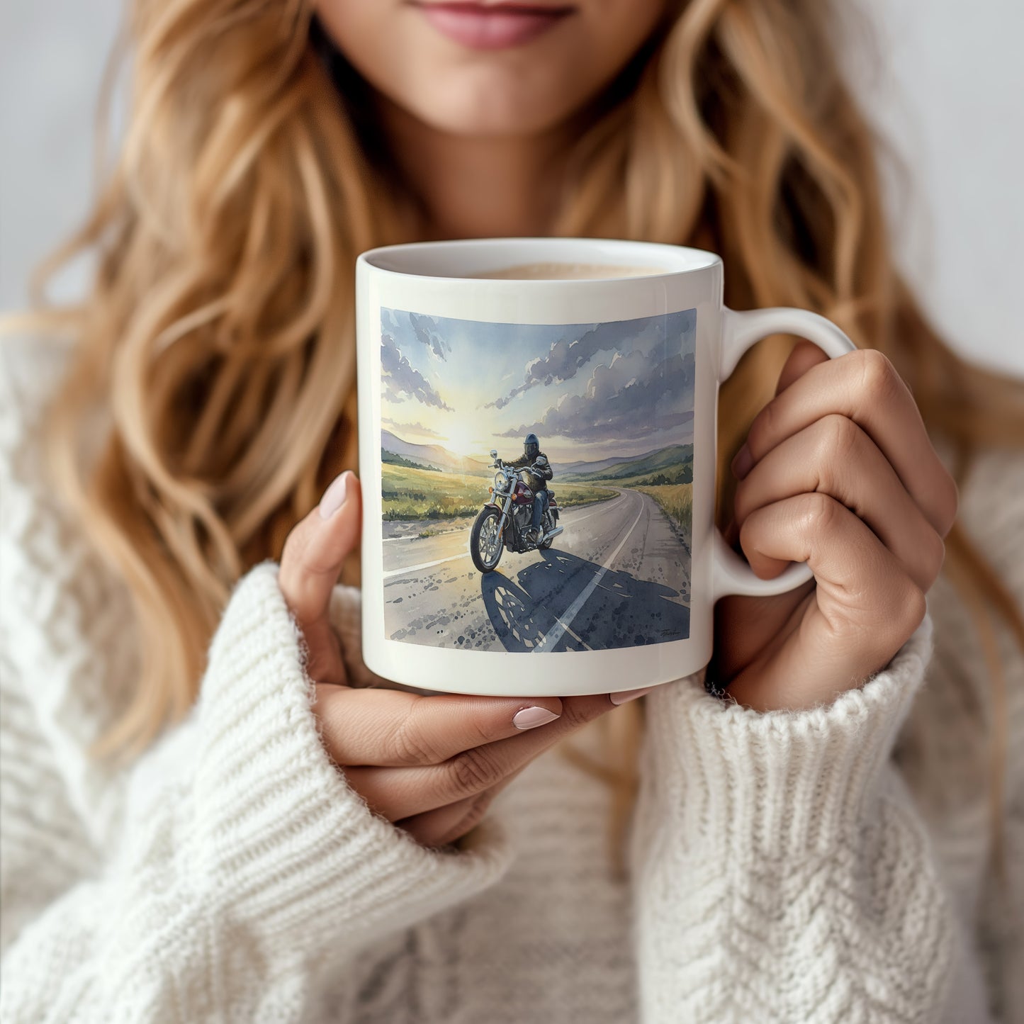 Hrnek s motorkářem při západu slunce