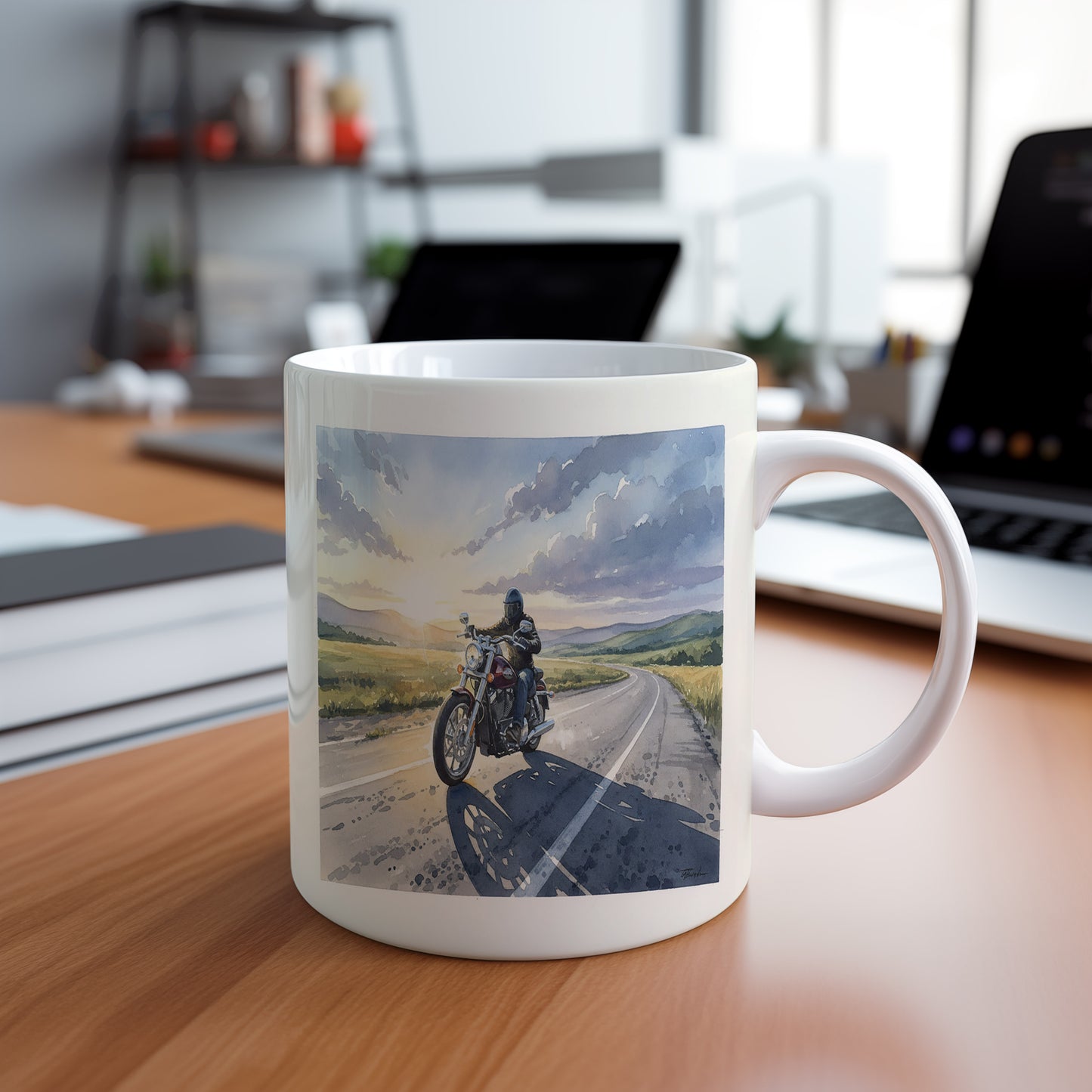 Hrnek s motorkářem při západu slunce