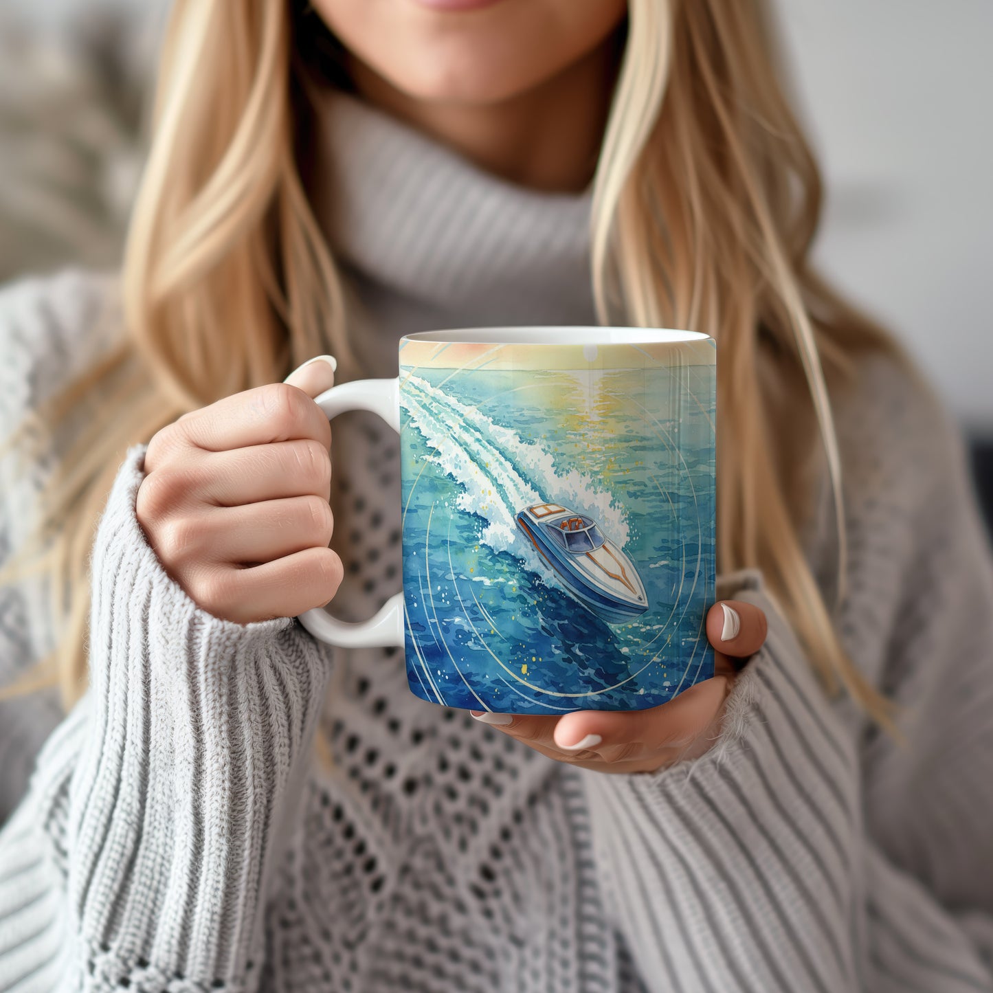 Hrnek s motorovým člunem na rozbouřeném moři