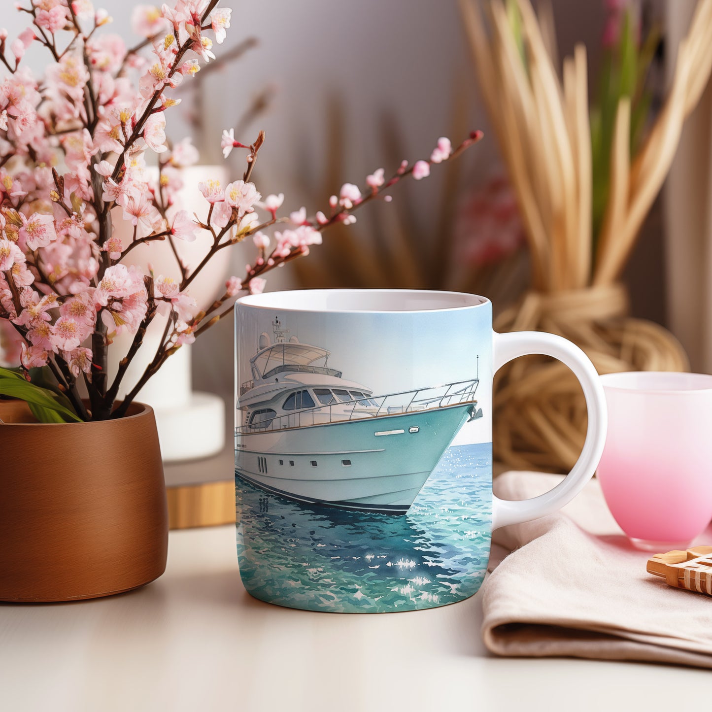 Hrnek s jachtou na klidném moři