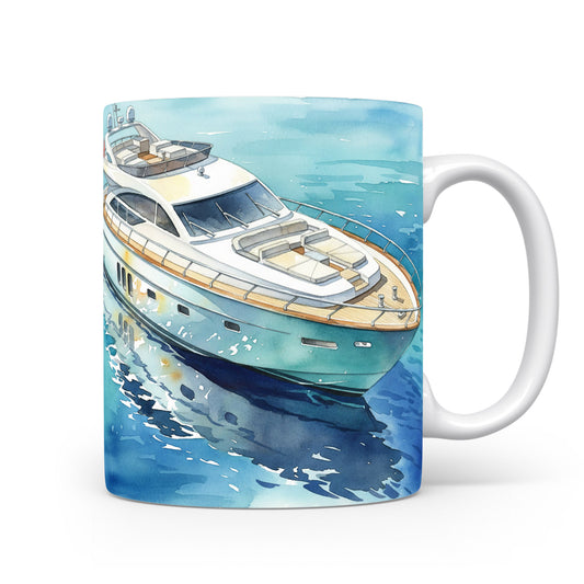 Hrnek s luxusní jachtou na klidné hladině
