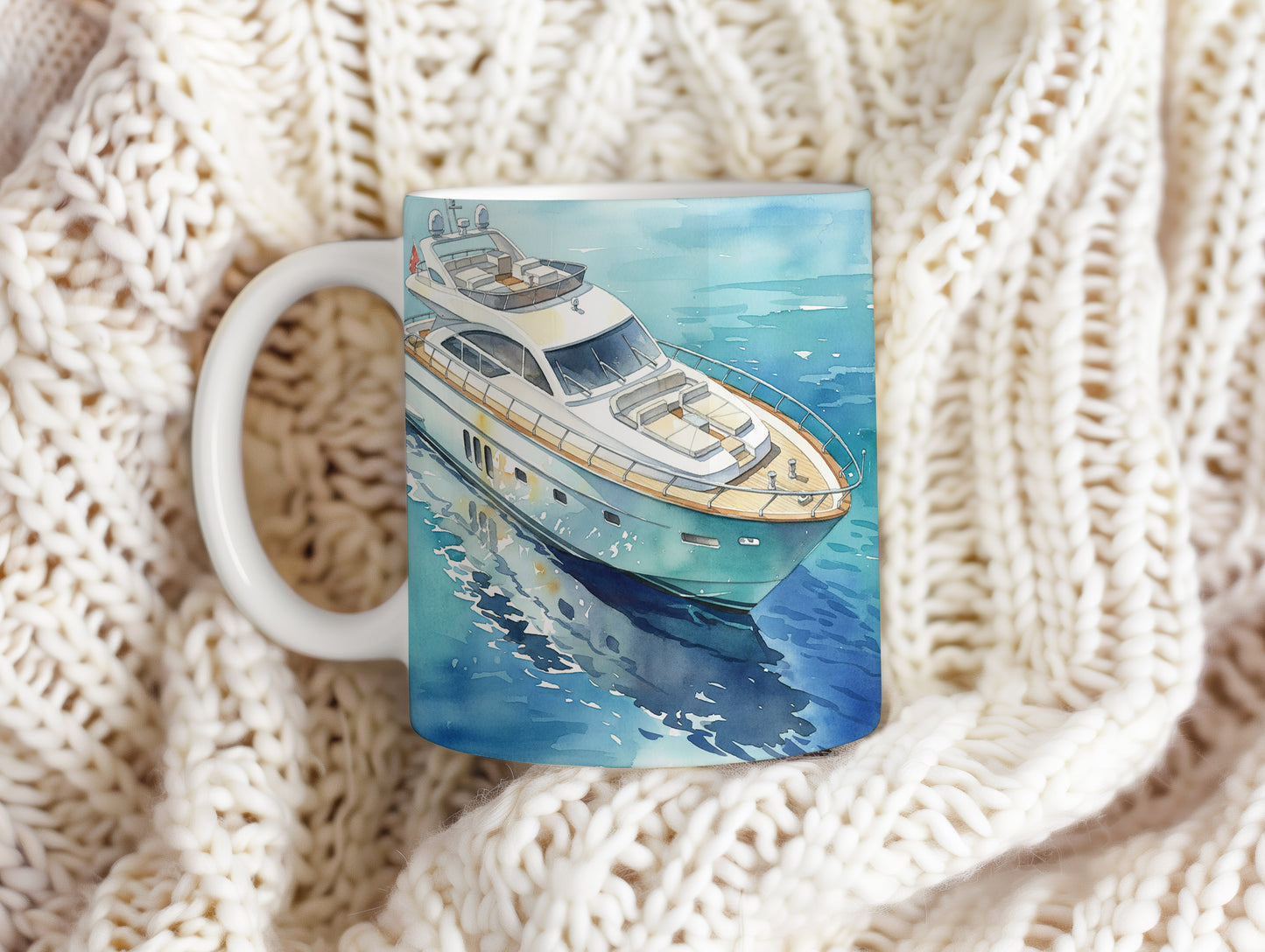 Hrnek s luxusní jachtou na klidné hladině