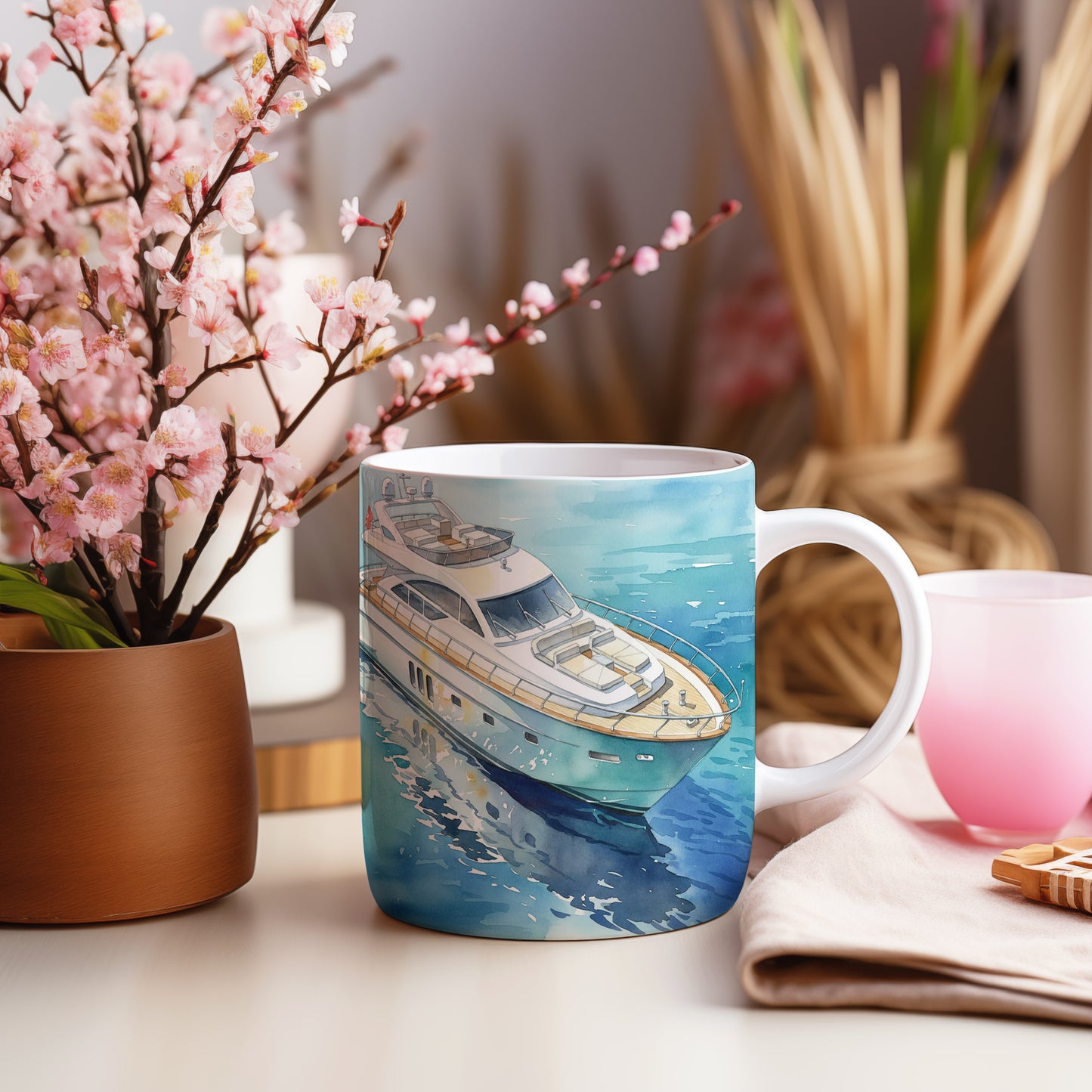 Hrnek s luxusní jachtou na klidné hladině