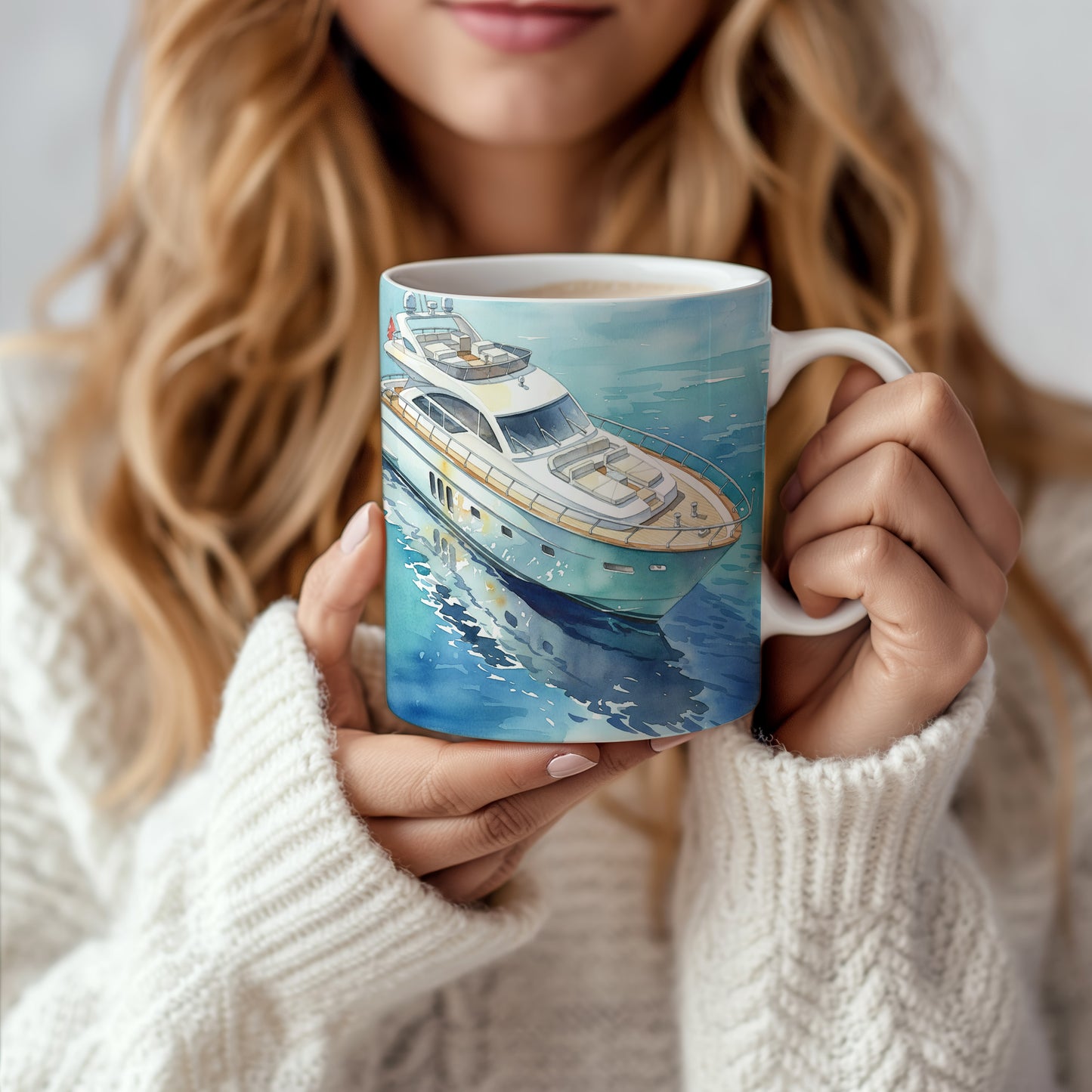 Hrnek s luxusní jachtou na klidné hladině