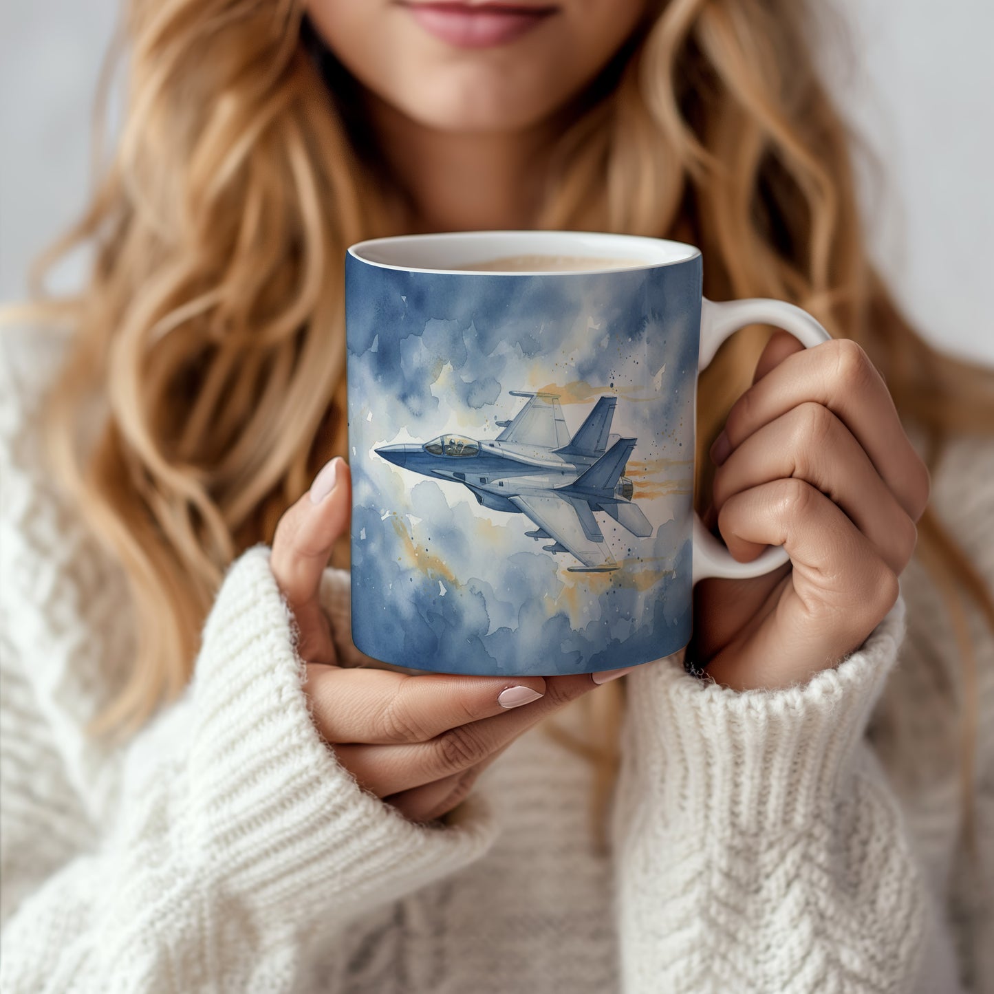 Hrnek s stíhačkou v bouřkovém nebi