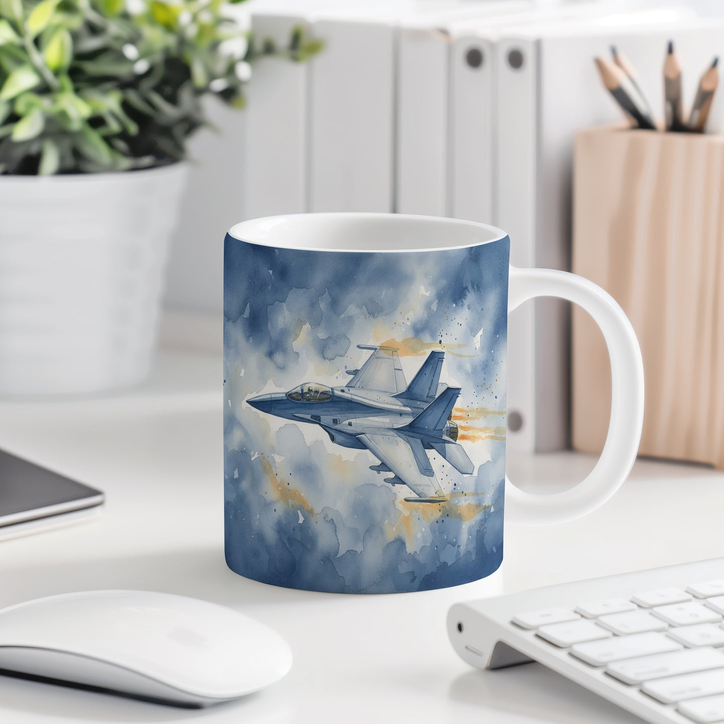 Hrnek s stíhačkou v bouřkovém nebi