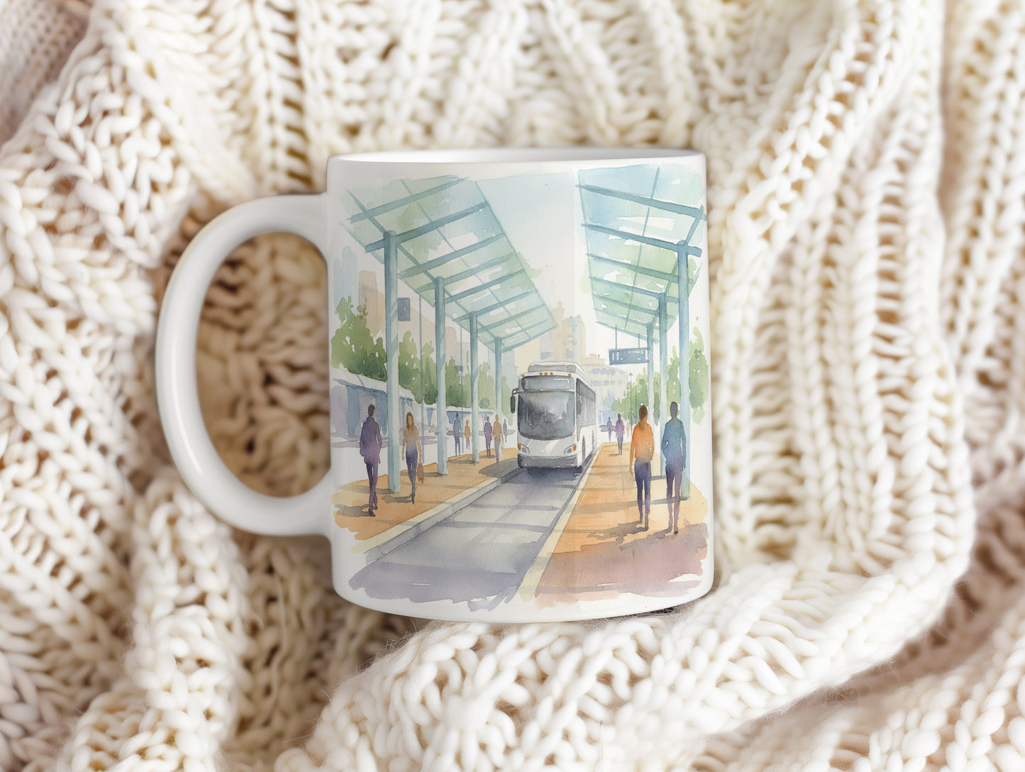 Hrnek s autobusem na zastávce