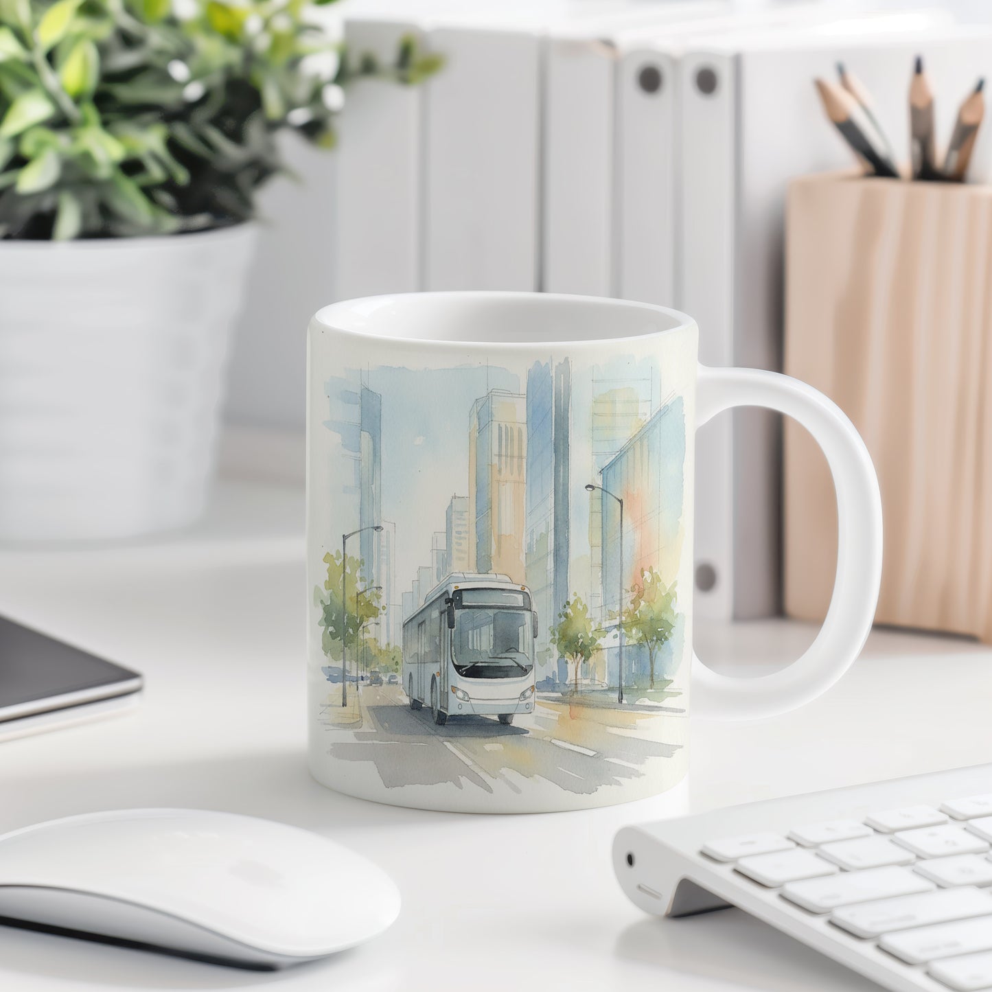 Hrnek s městským autobusem na bulváru