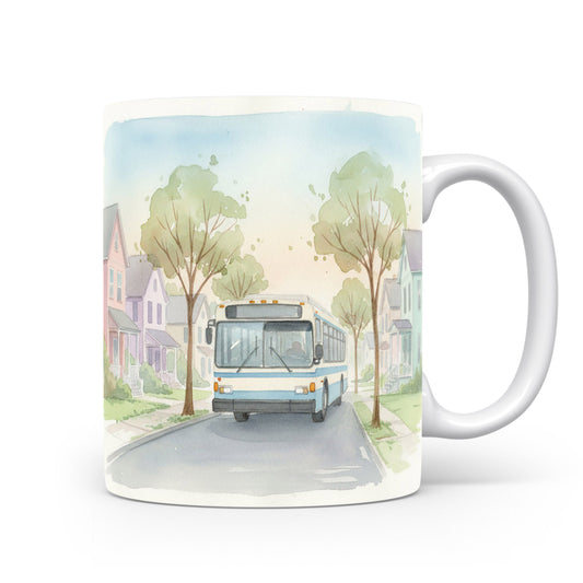 Hrnek s autobusem v klidné ulici