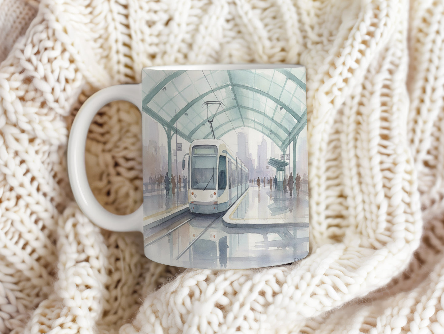 Hrnek s tramvají u moderní stanice