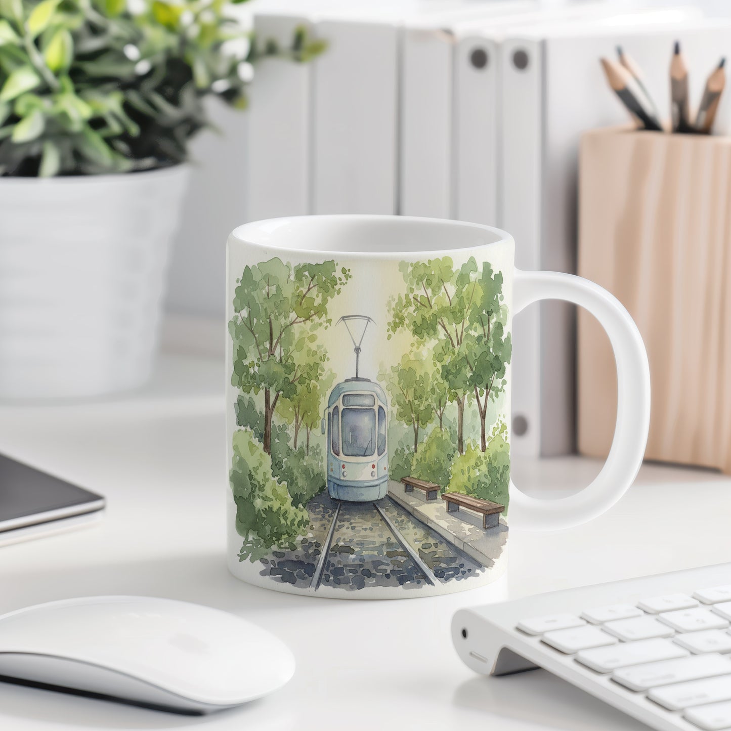 Hrnek s tramvají v parku