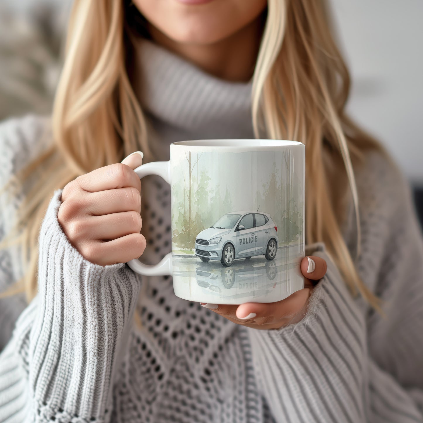 Hrnek s policejním autem na silnici