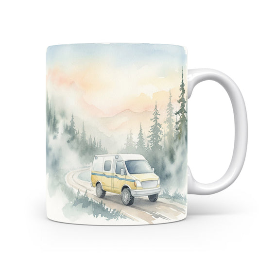 Hrnek s dodávkou v mlžném lese