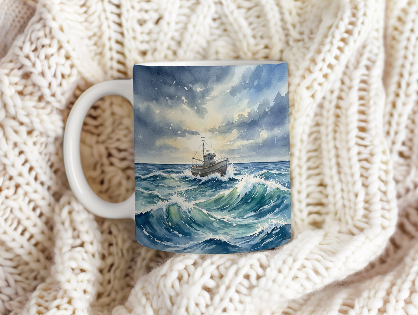 Hrnek s rybářskou lodí na rozbouřeném moři