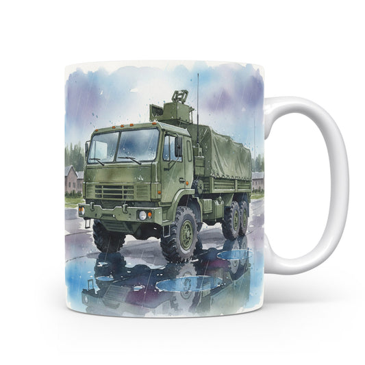 Hrnek s vojenským vozem v dešti