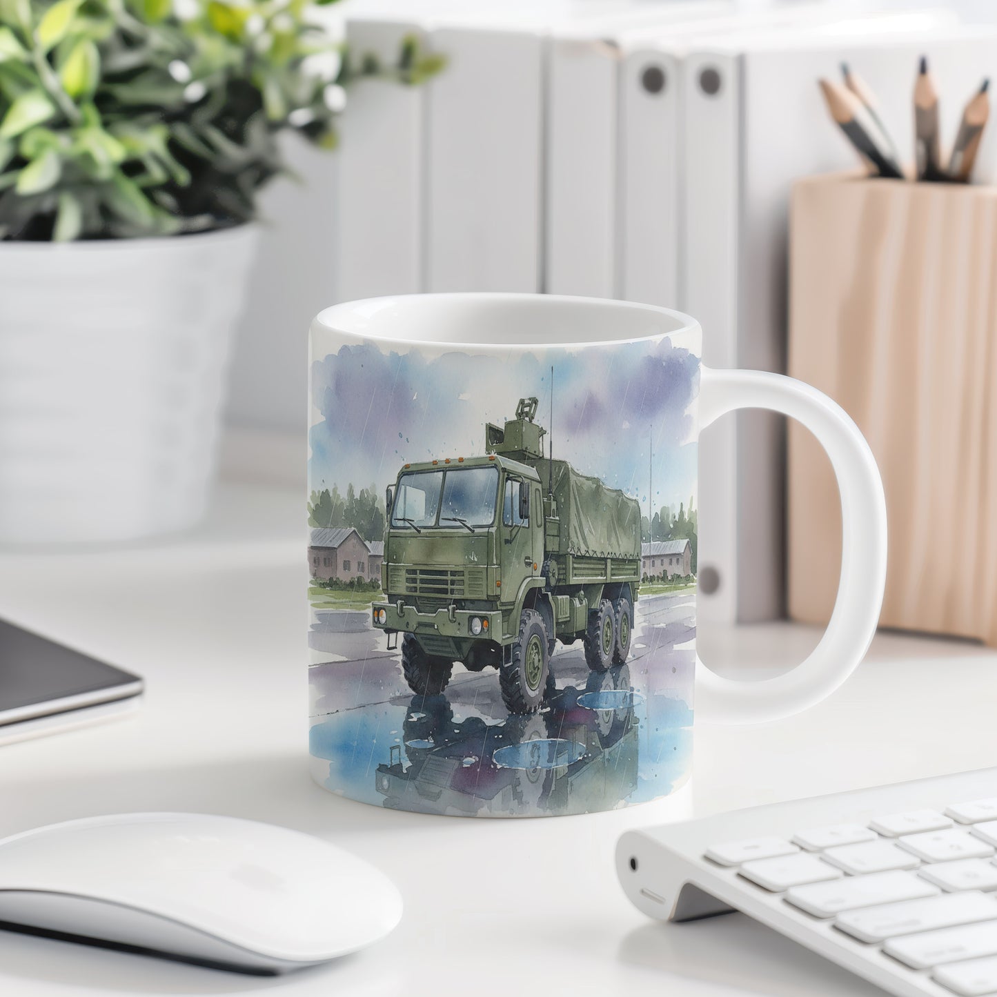 Hrnek s vojenským vozem v dešti