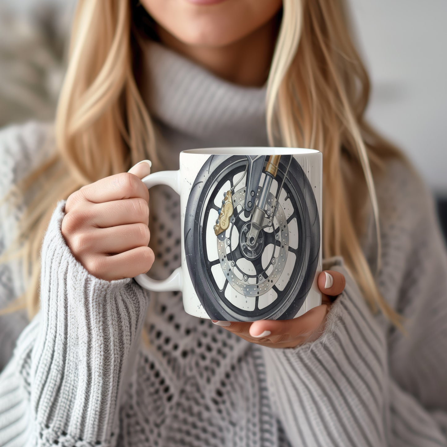 Hrnek s motorkou na silnici