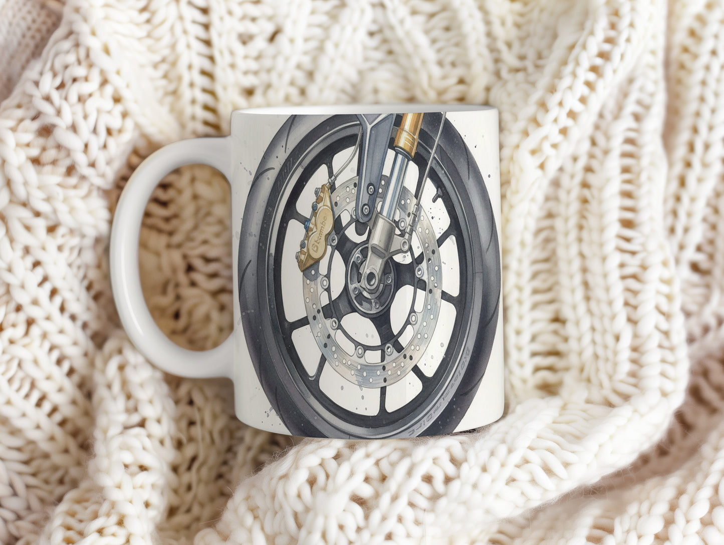 Hrnek s motorkou na silnici