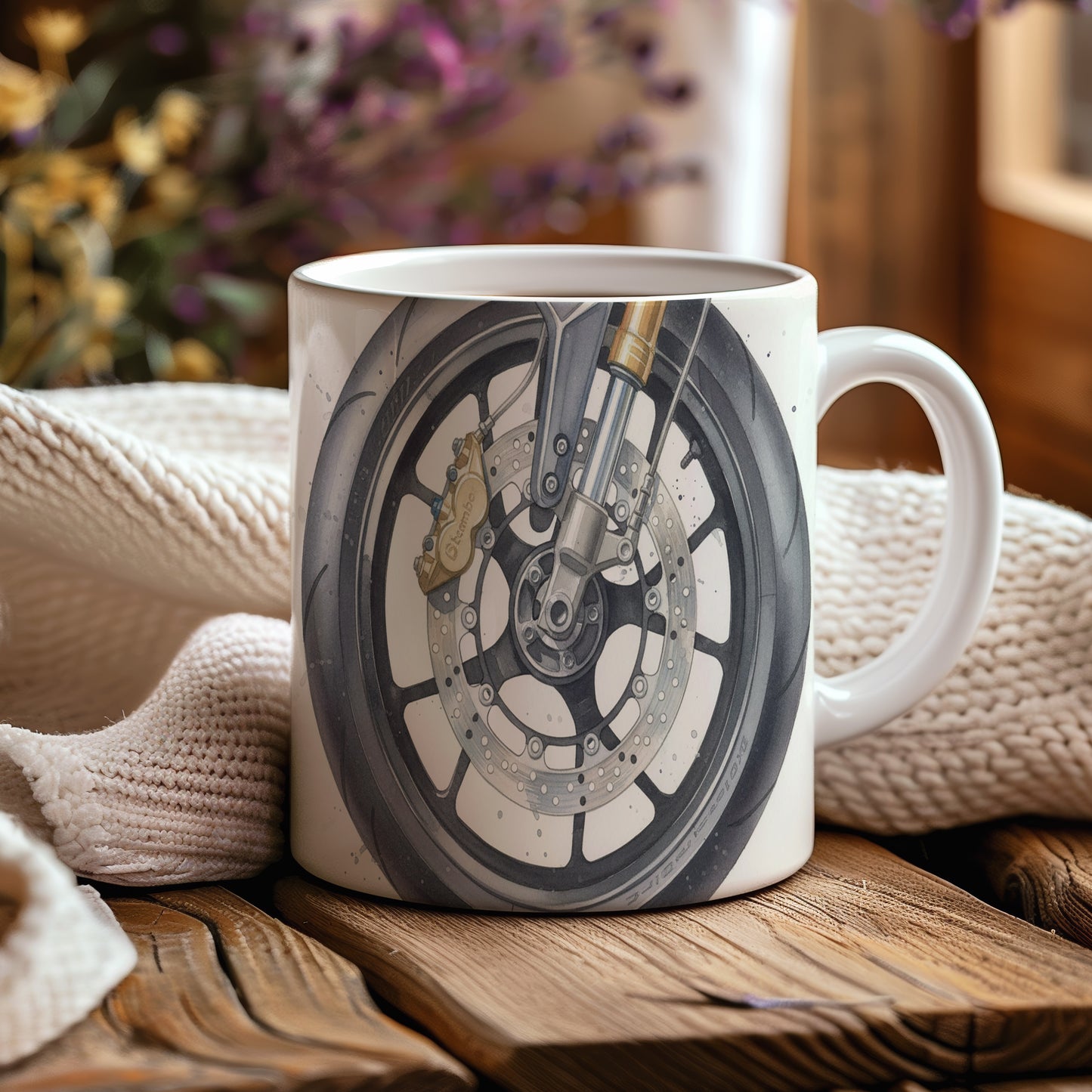 Hrnek s motorkou na silnici