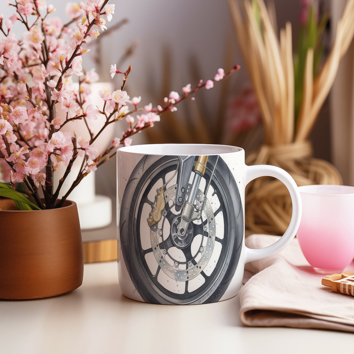 Hrnek s motorkou na silnici