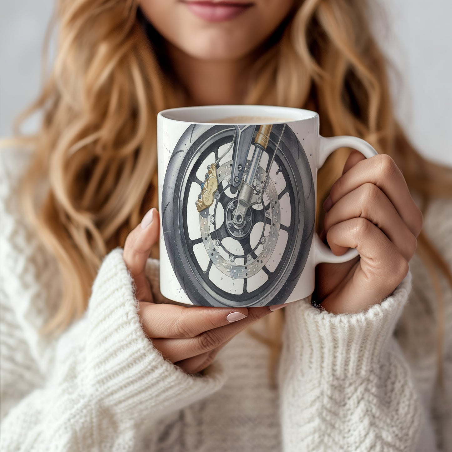 Hrnek s motorkou na silnici