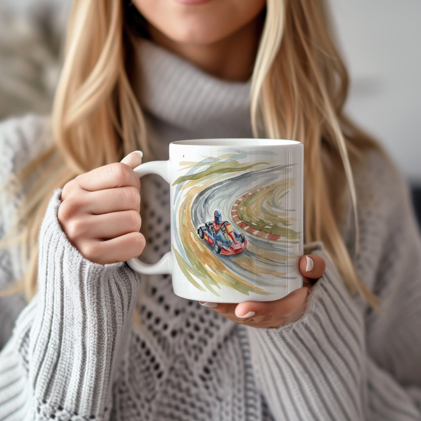 Hrnek s motokárou na závodní dráze