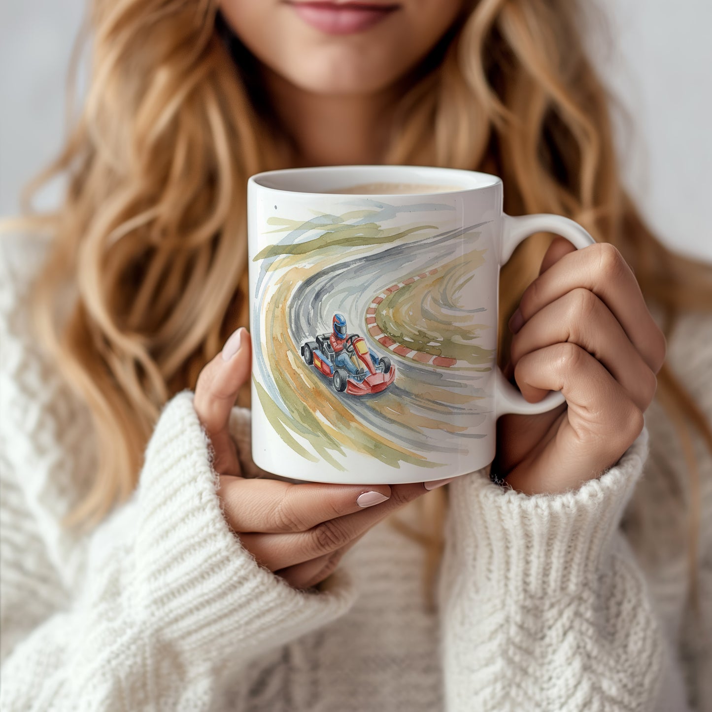 Hrnek s motokárou na závodní dráze