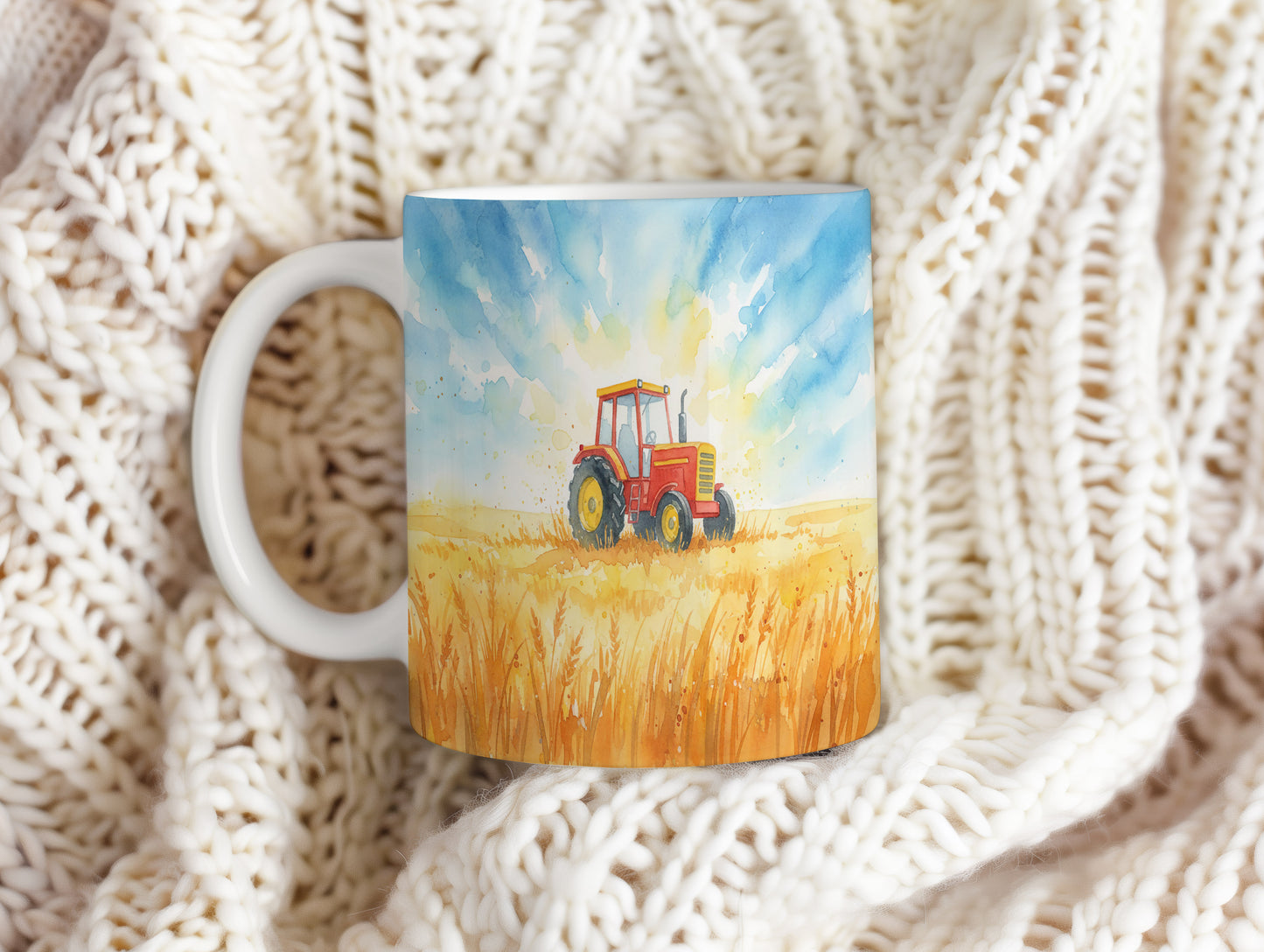 Hrnek s traktorem pod modrou oblohou