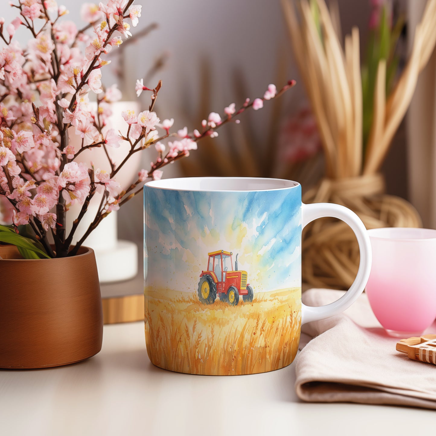 Hrnek s traktorem pod modrou oblohou