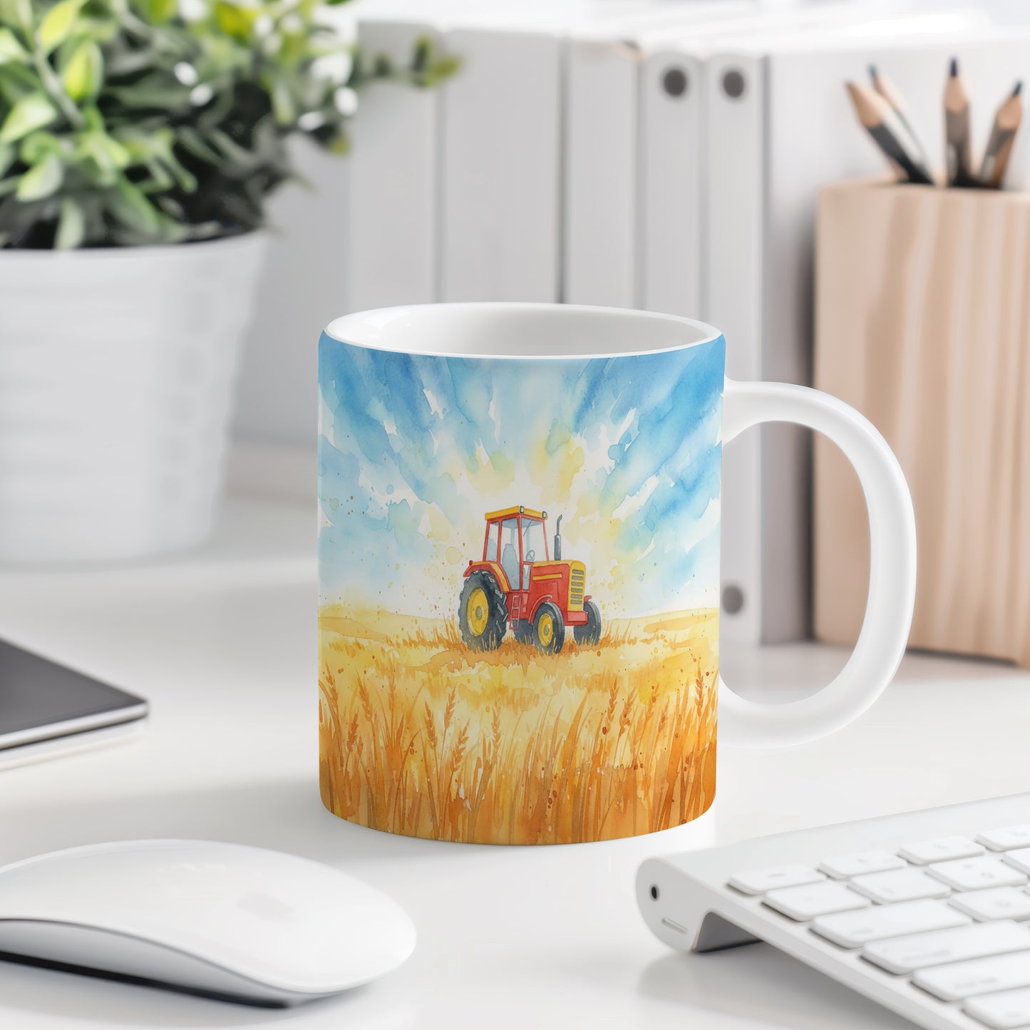 Hrnek s traktorem pod modrou oblohou