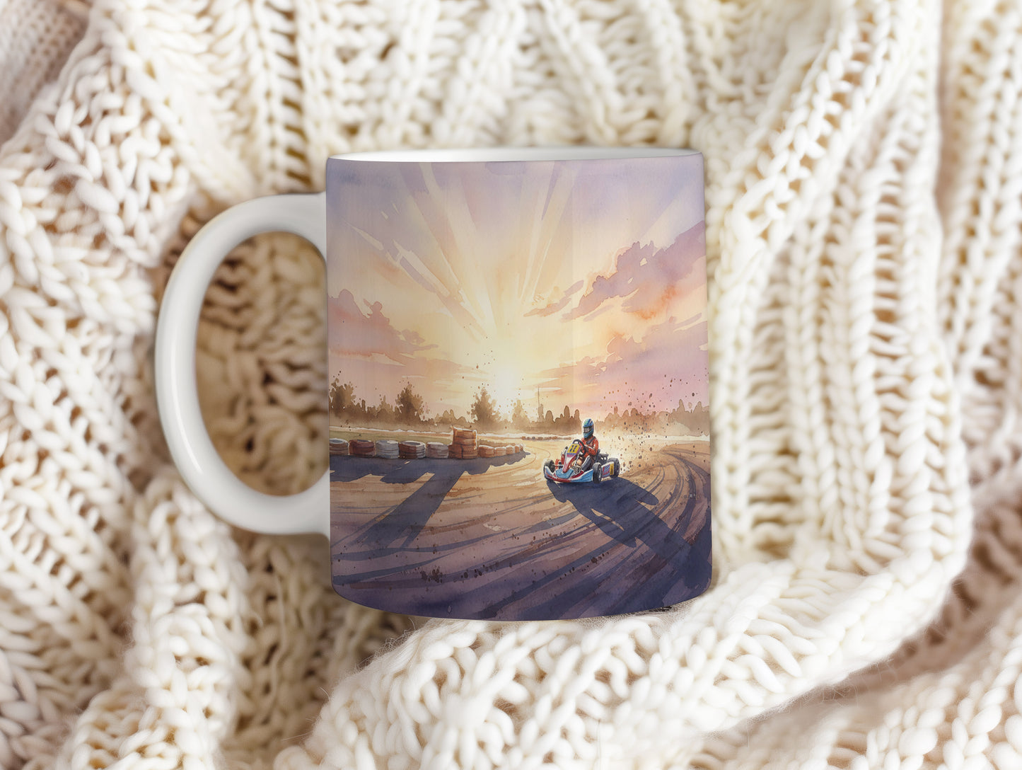 Hrnek s motokárou při západu slunce