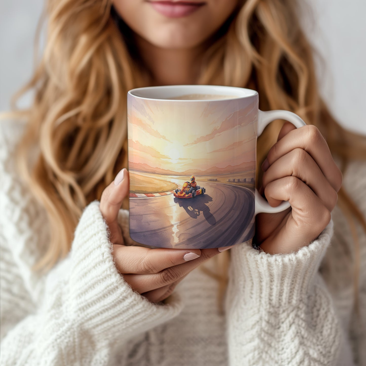 Hrnek s motokárou při západu slunce