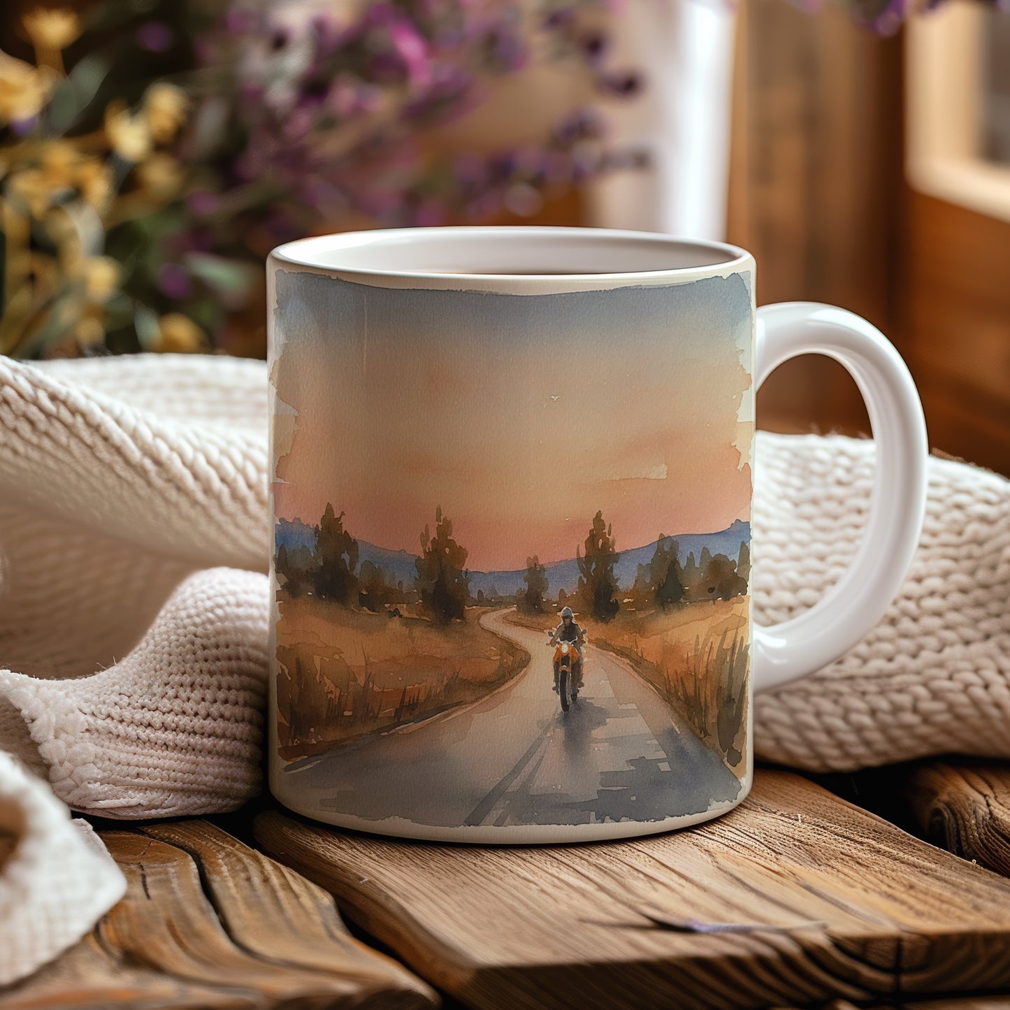 Hrnek s motorkou na venkovské cestě