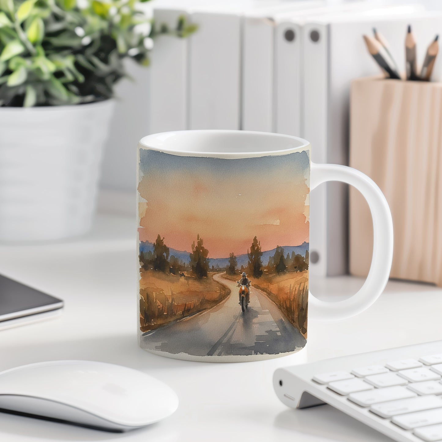 Hrnek s motorkou na venkovské cestě