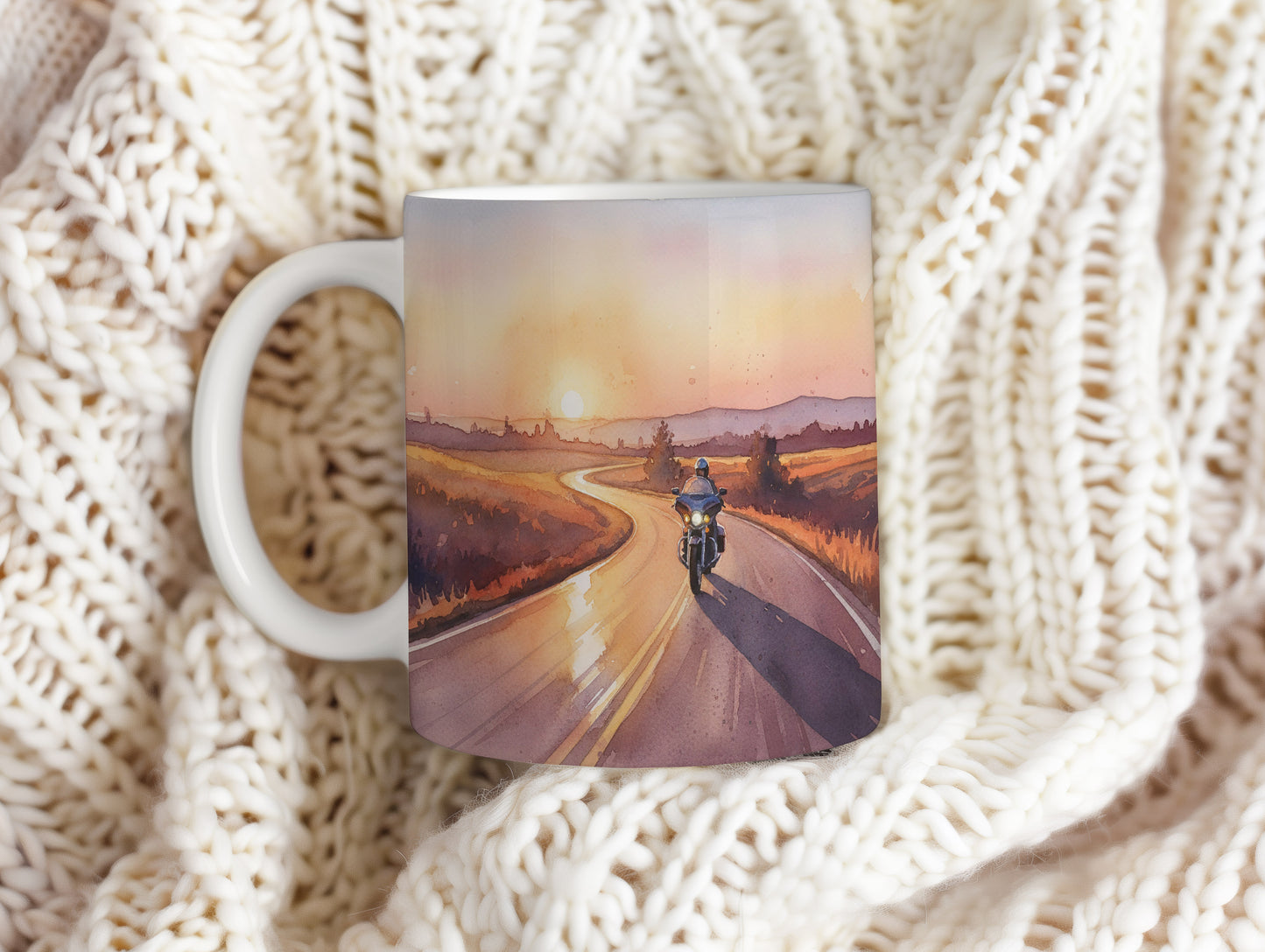 Hrnek s motorkou při západu slunce