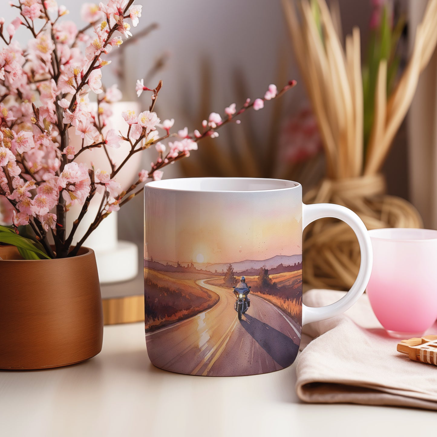 Hrnek s motorkou při západu slunce