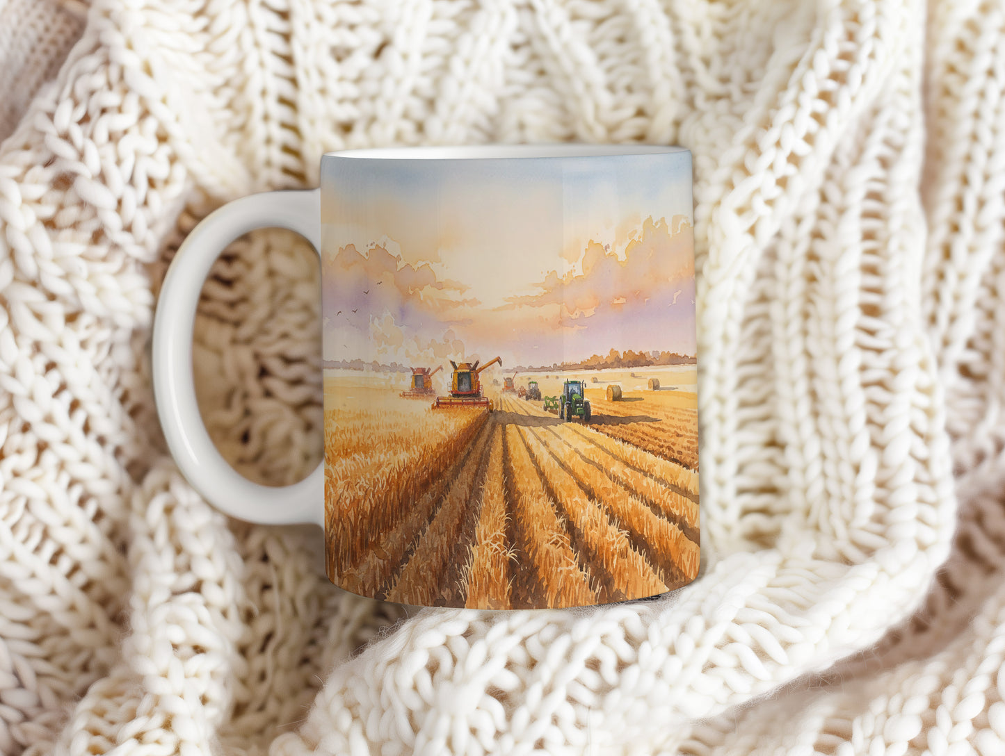 Hrnek s kombajnem při západu slunce