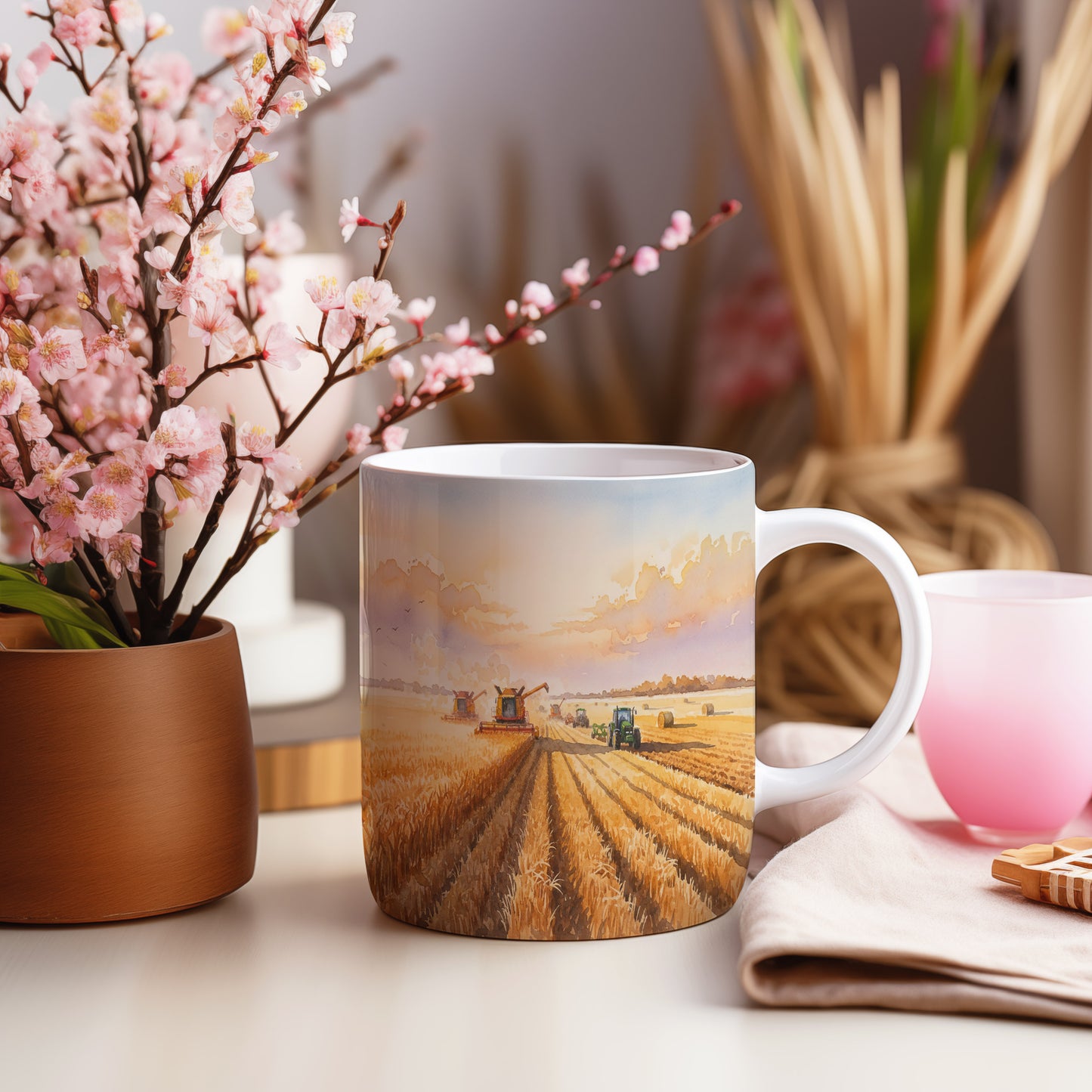 Hrnek s kombajnem při západu slunce