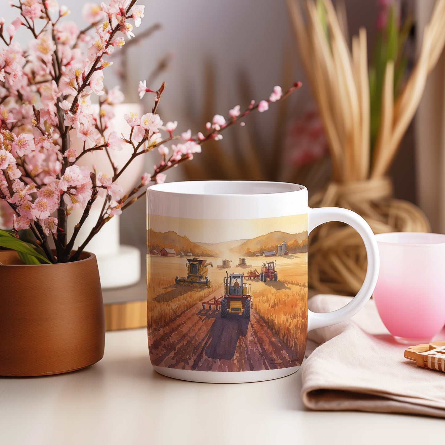 Hrnek s traktory při sklizni