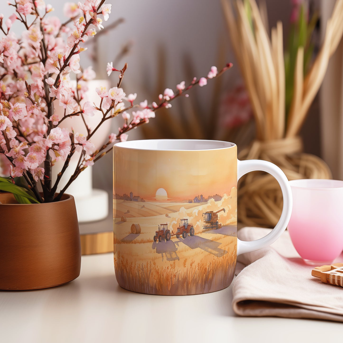 Hrnek s traktory při západu slunce