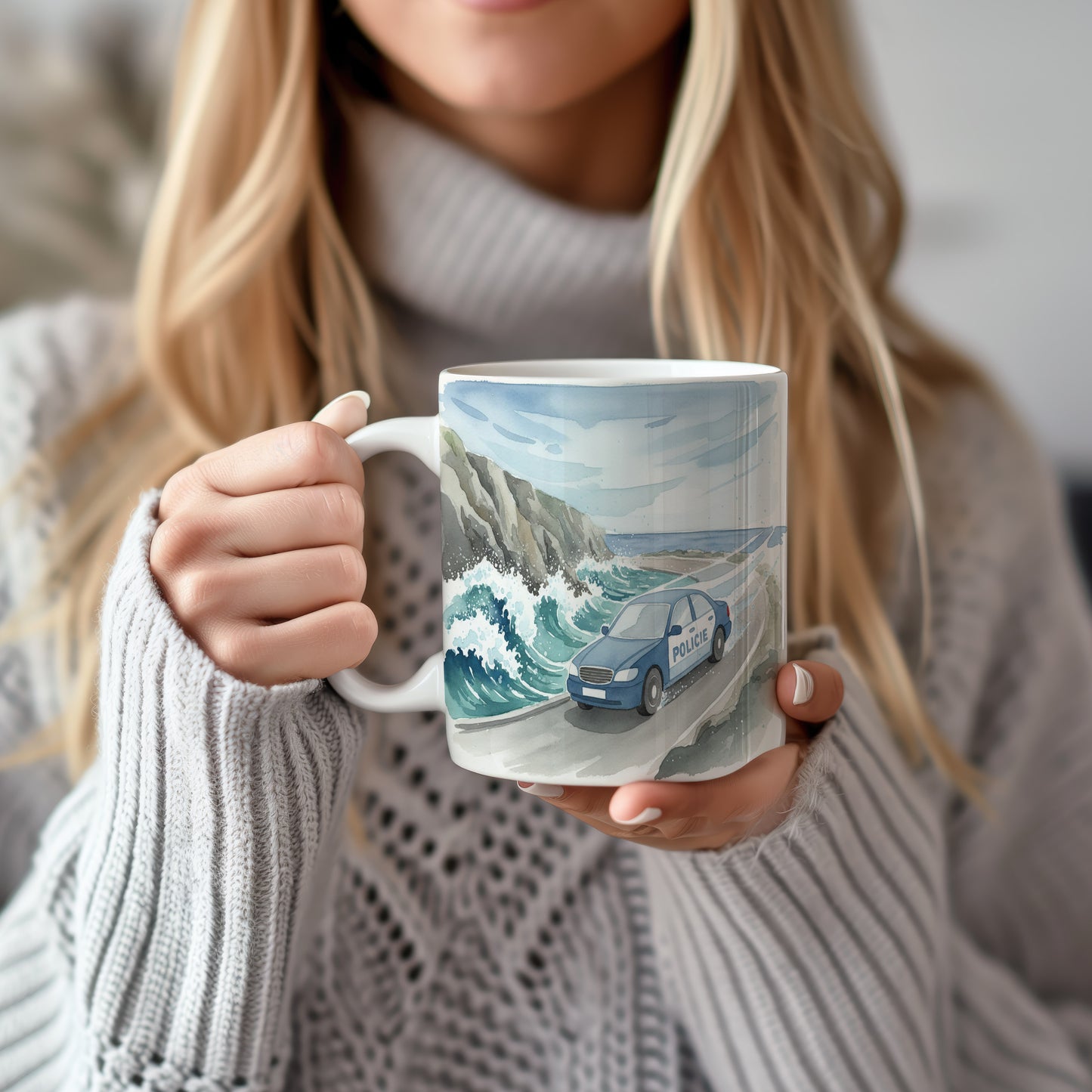 Hrnek s policejním autem u moře