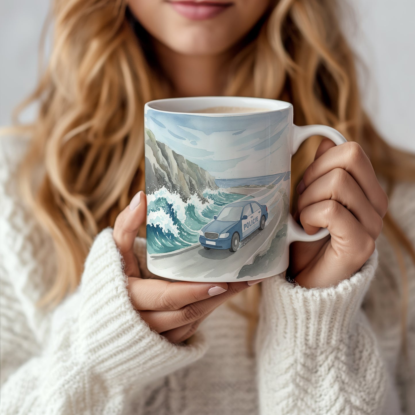 Hrnek s policejním autem u moře
