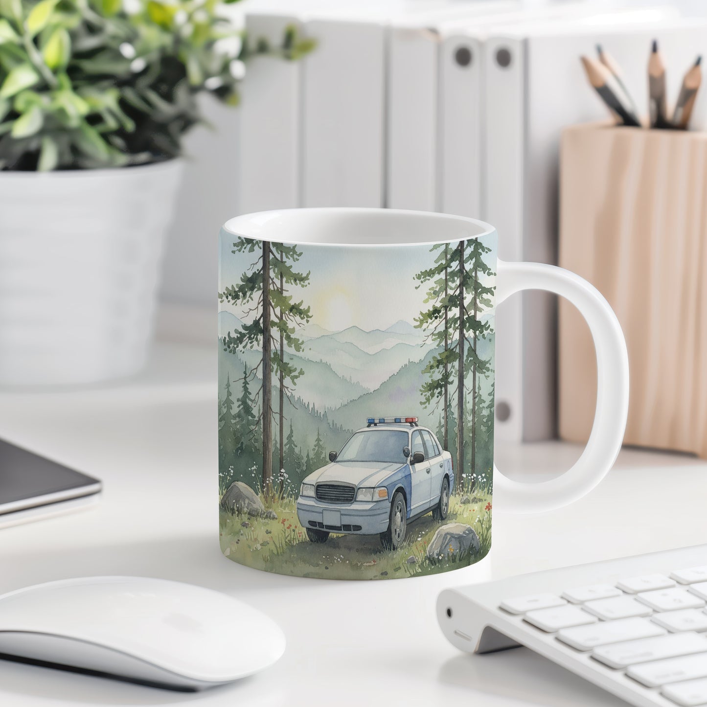 Hrnek s policejním vozem v horách