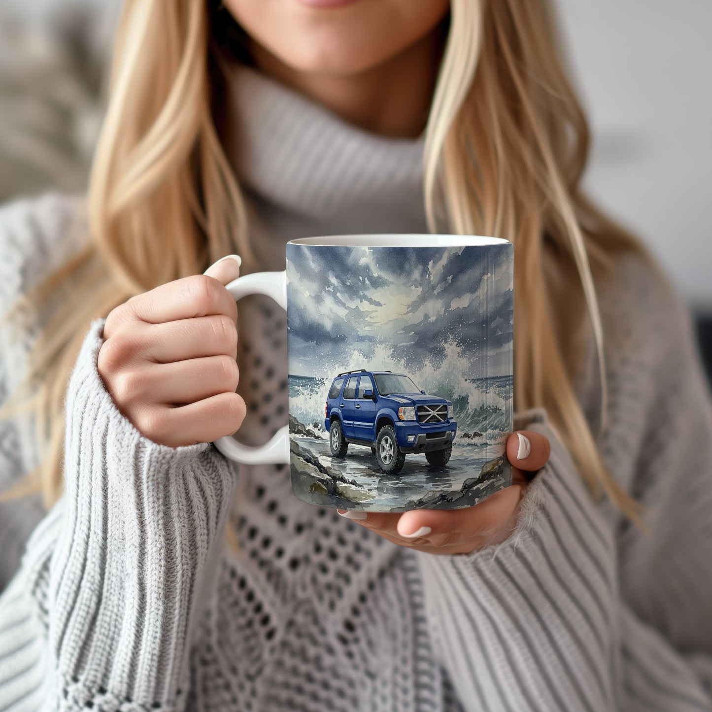 Hrnek s SUV u mořských vln