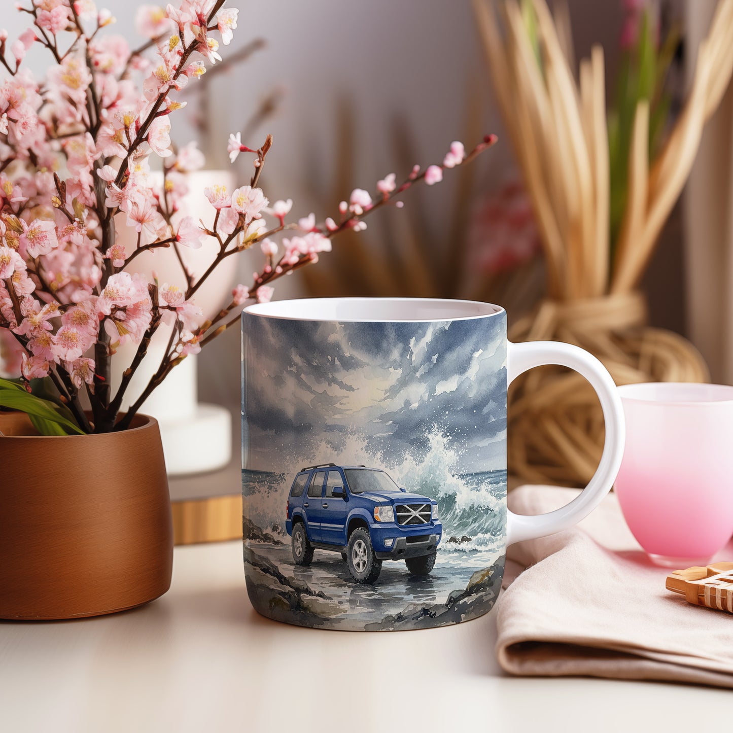 Hrnek s SUV u mořských vln